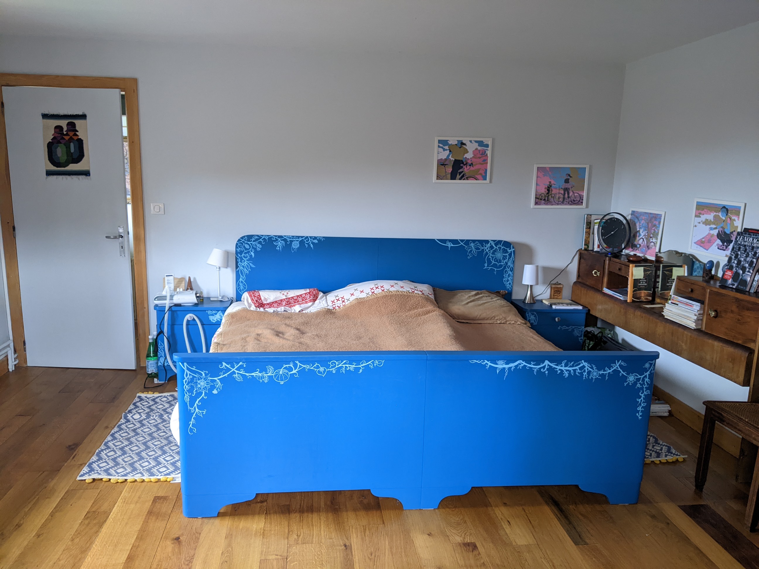 la chambre bleue : lit 2 places plus loin ordinateur