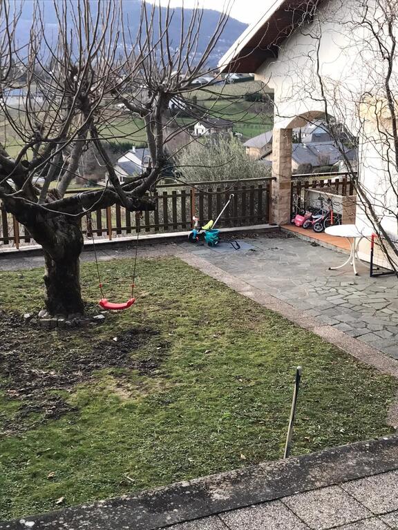 Terrasse extérieure et zone plate devant la maison