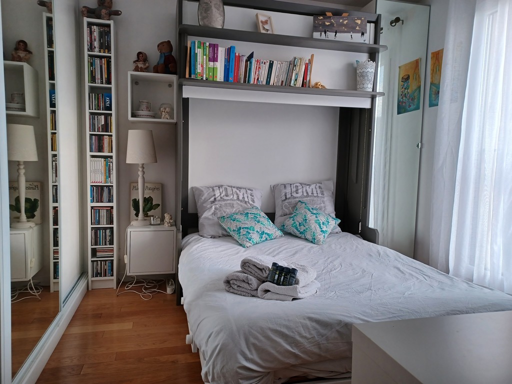 chambre de 12 m² avec lit double, rangement et bureau.