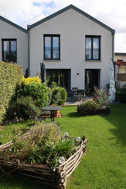 jardin paysagé avec fauteuils, chaises longues...