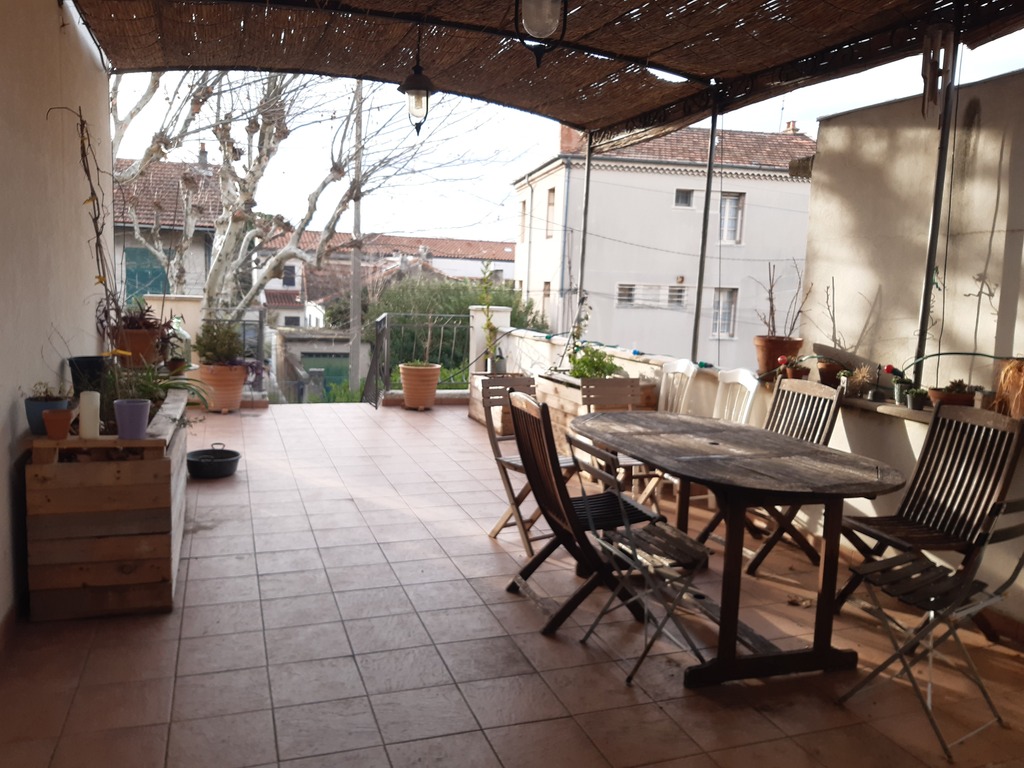 terrasse de 40 m2 orientéee est et ouest