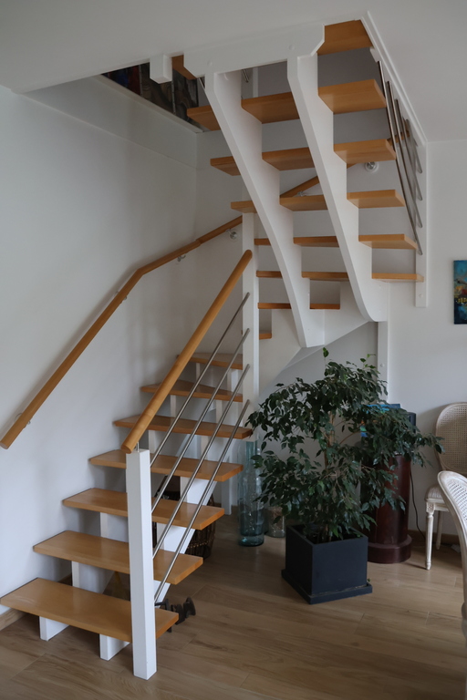 escalier pour accès aux chambres, à la salle de bains et wc de l'étage.