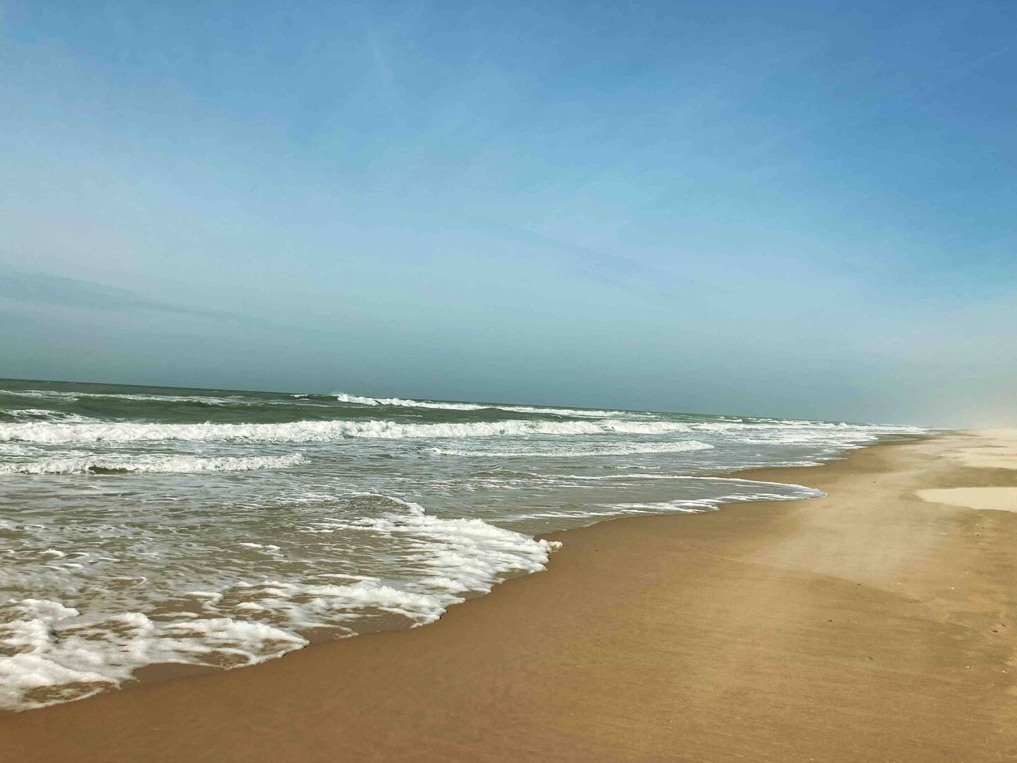 Des kilomètres de sable fin vous accueillent pour votre plus grand bonheur.