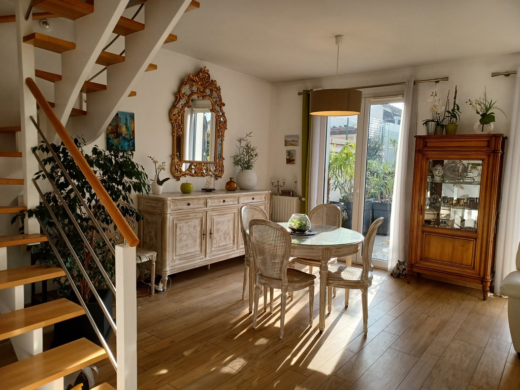 séjour avec vue sur terrasse et jardin.