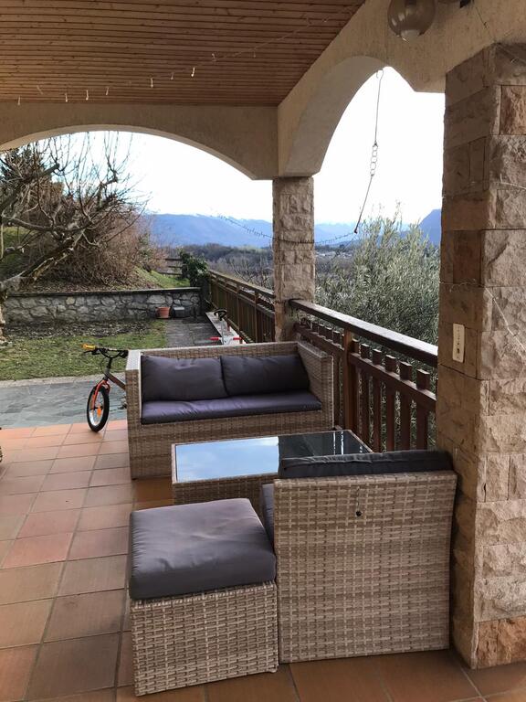 Terrasse couverte avec salon de jardin et table basse