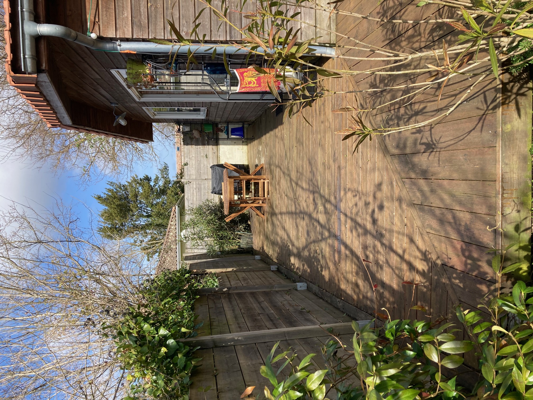 Agréable terrasse ouverte sur la cuisine, plein ouest, idéal le soir à la fraîche.