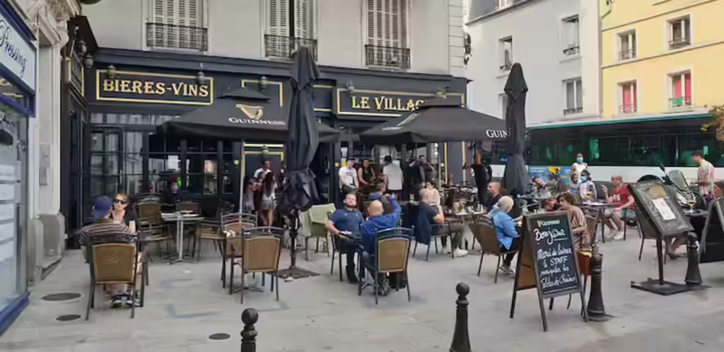 Le pub, à 2 mn à pied