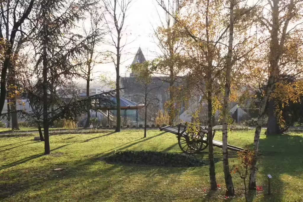 Le parc de la mairie, à 1 mn à pied