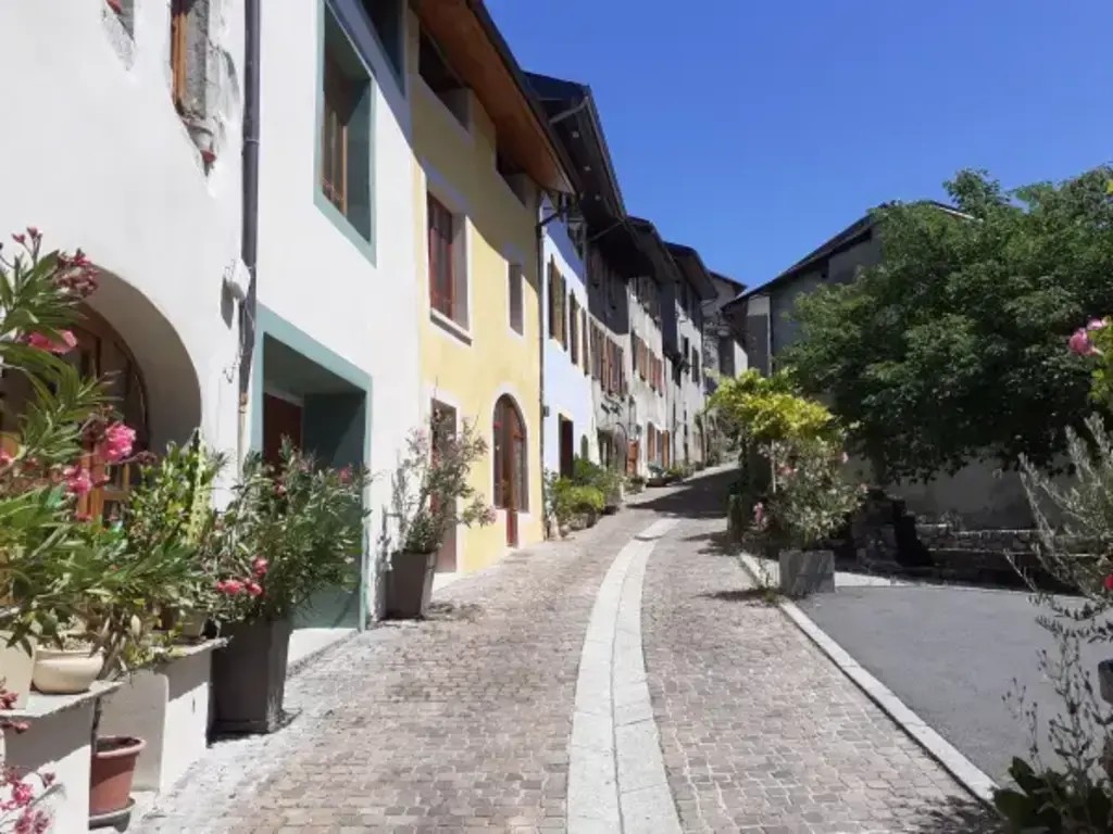 Montmelian, la vieille ville. A 7 mns en voiture. Gare ferroviaire avec parking facile et gratuit.