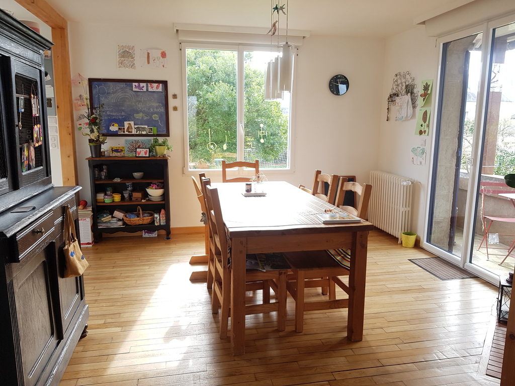 Salle à manger jouxtant la cuisine