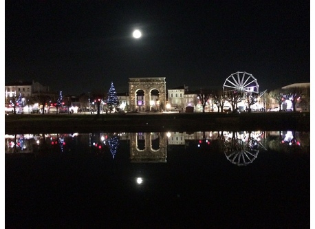 la Charente, l'arc de triomphe et la pleine lune le soir de Noel au centre ville!!