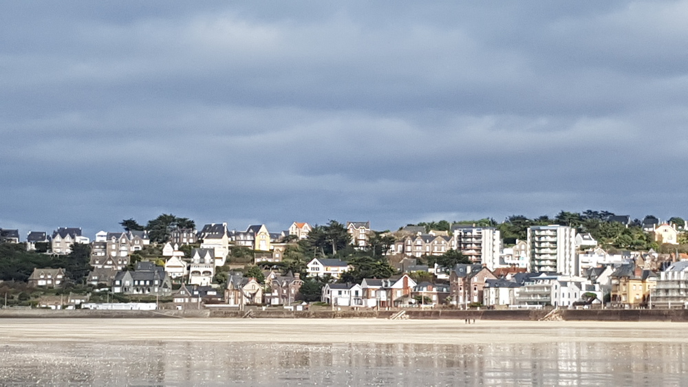 La plage de Val André  à marée basse (notre residence au centre de la photos)