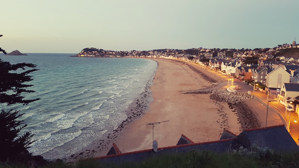 La plage du Val André en soirée