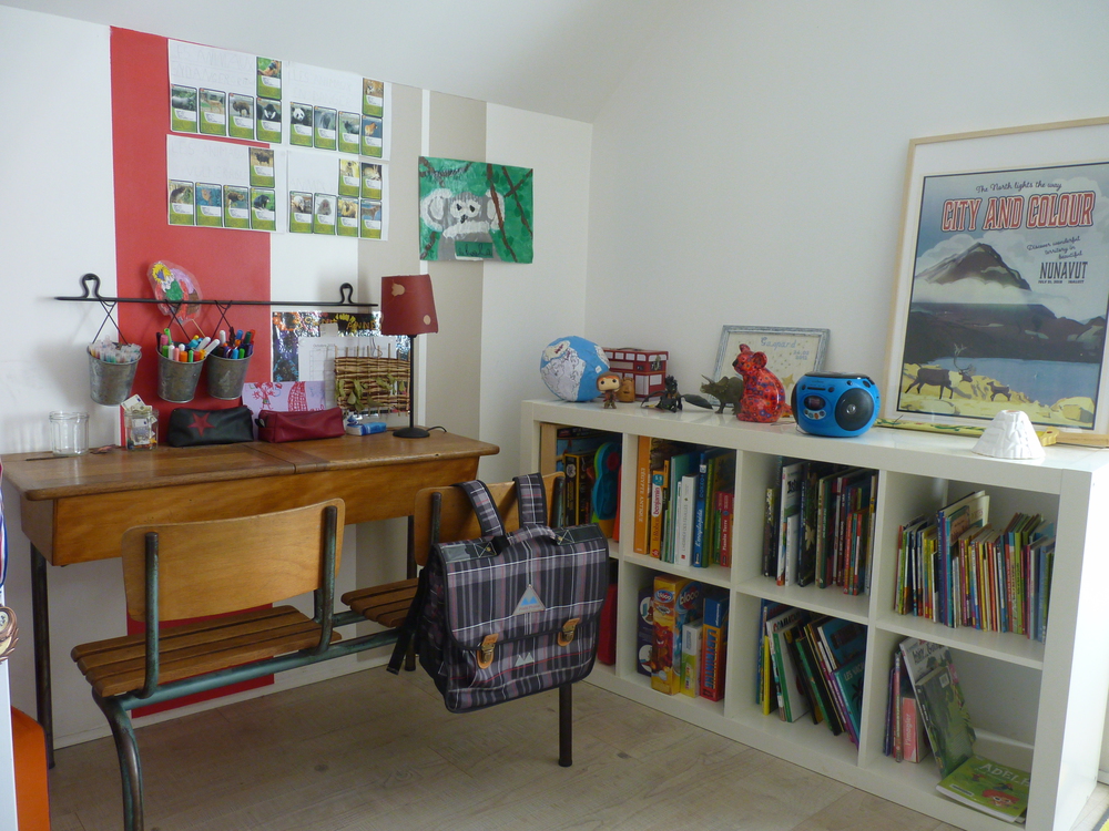 la chambre de notre fils : petit coin bureau - bibliothèque