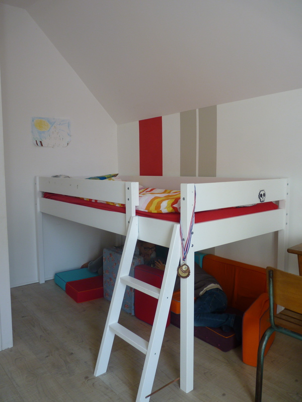 la chambre de notre fils : un lit en hauteur et une cabane dessous :-)