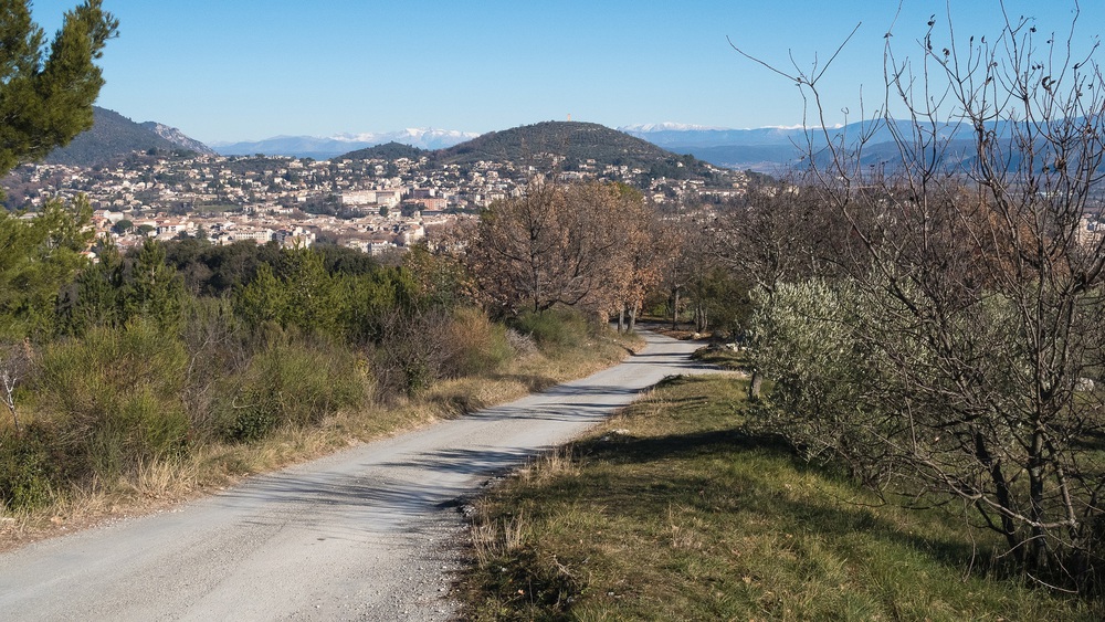 Du haut de la colline, vue sur la ville et les Alpes