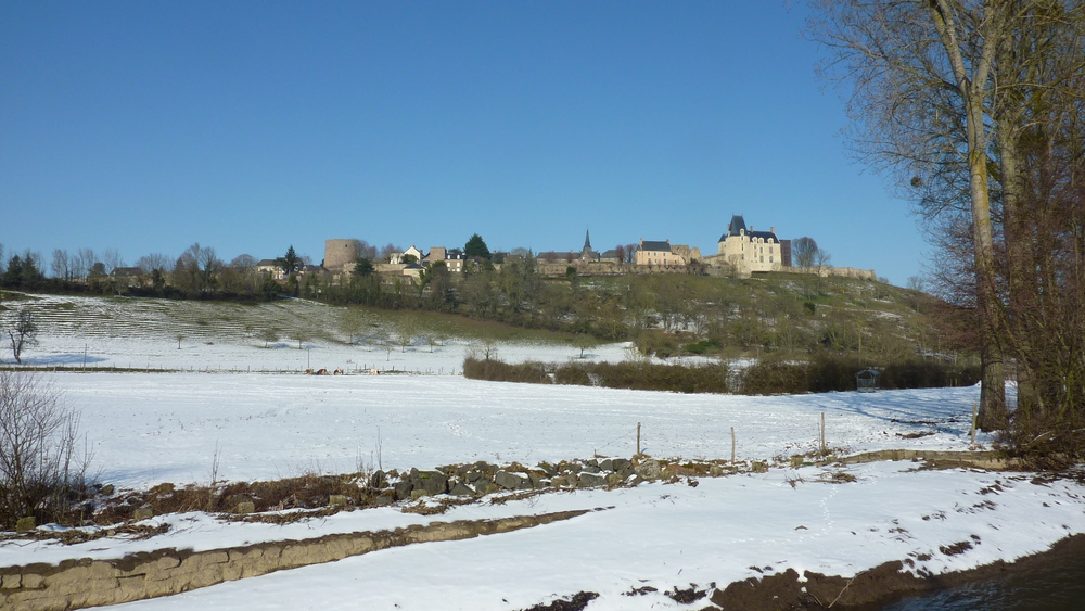 Château de Sainte-Suzanne sous la neige