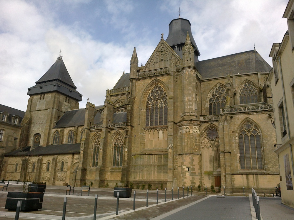 Evron, Basilique gothique