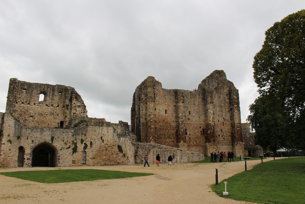 Cour du château, le donjon médiéval