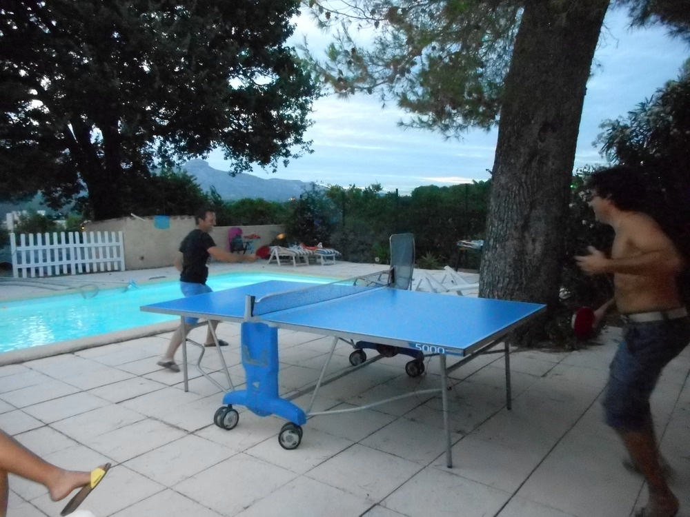 partie de ping-pong autour de la piscine