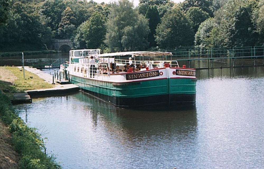 Faites une promenade à bord d'une barge Nin'arion à Pont Augan sur le Blavet