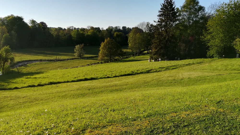 vue vers la campagne avec la rivière du Crevon .