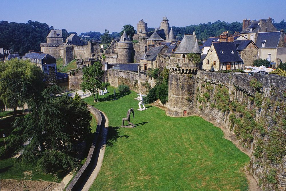 Fougères (35 minutes): ramparts et château