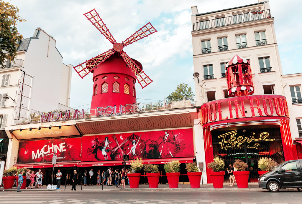 Le Moulin Rouge, à 10mn à pieds