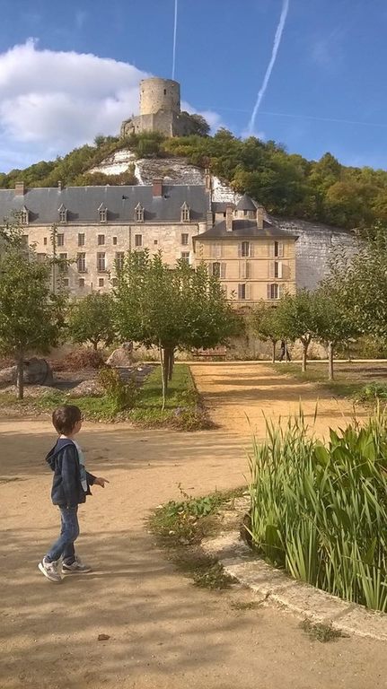 Le château de La Roche Guyon. 50 minutes en voiture.