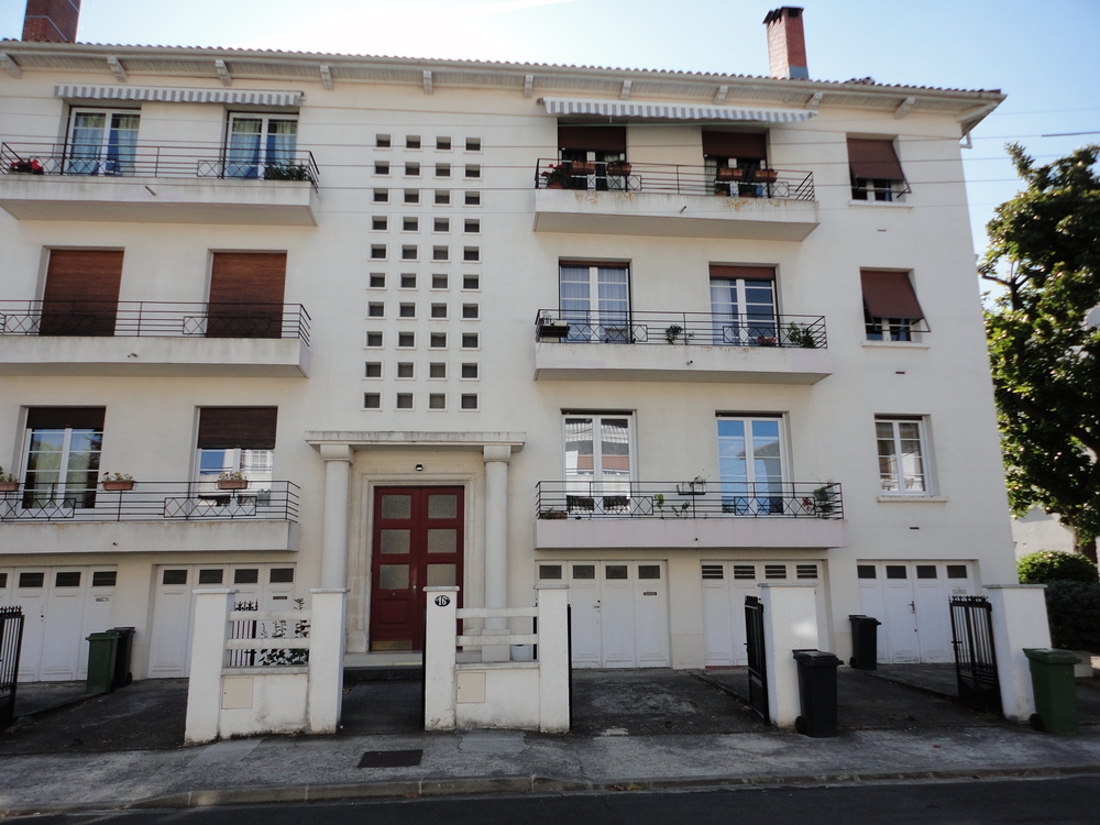 notre immeuble côté rue - appt au 1er à droite