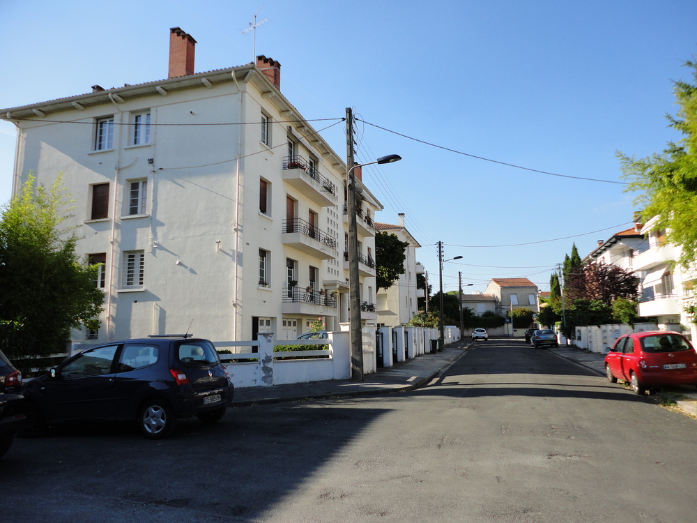 Notre rue (résidence à gauche)