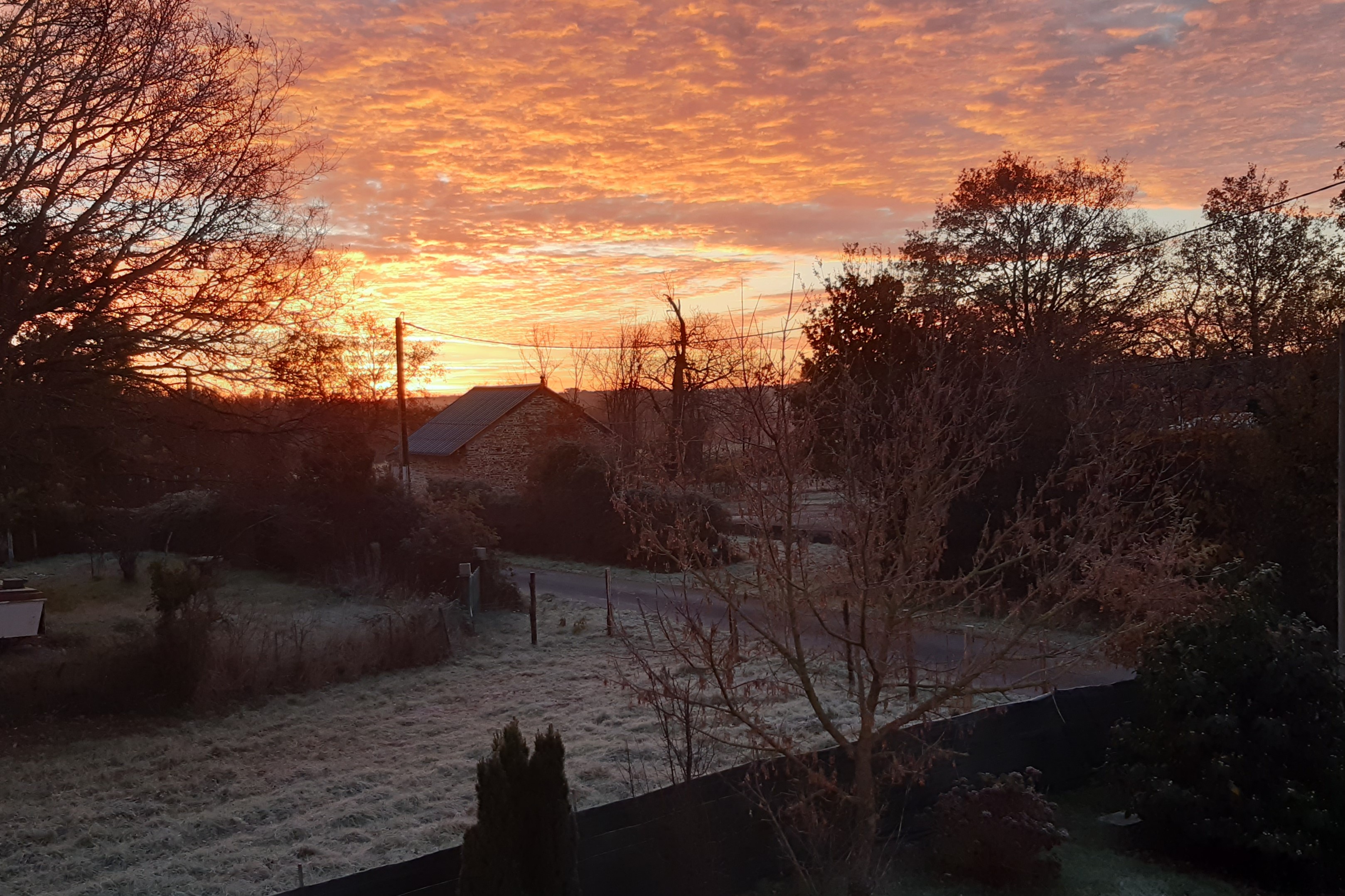 Soleil levant, vue des fenêtres à l'étage