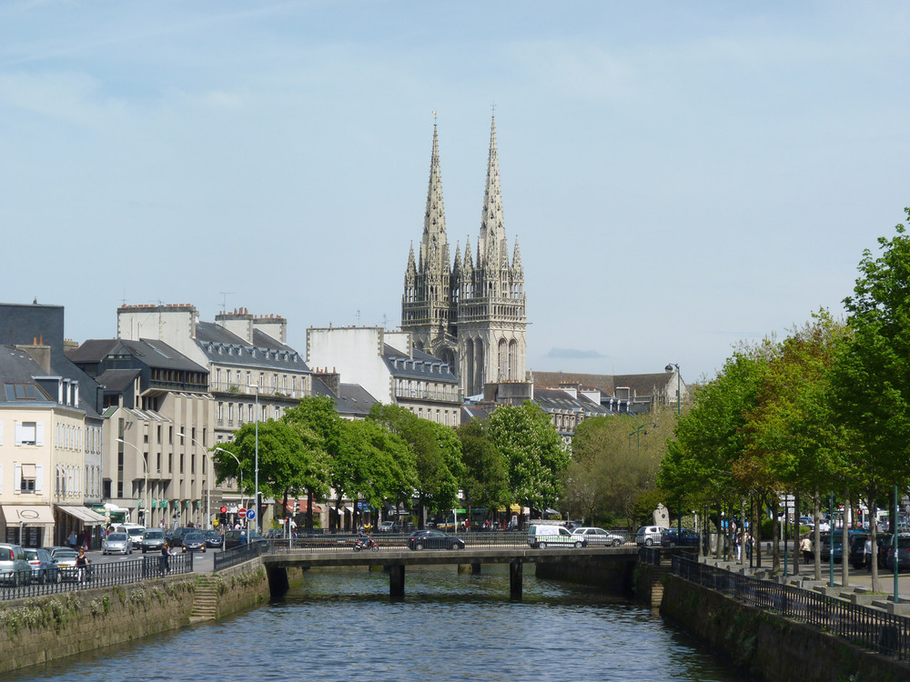 Quimper avec sa cathédrale, ses musées, son théâtre, l'Odet bordée de manoirs.