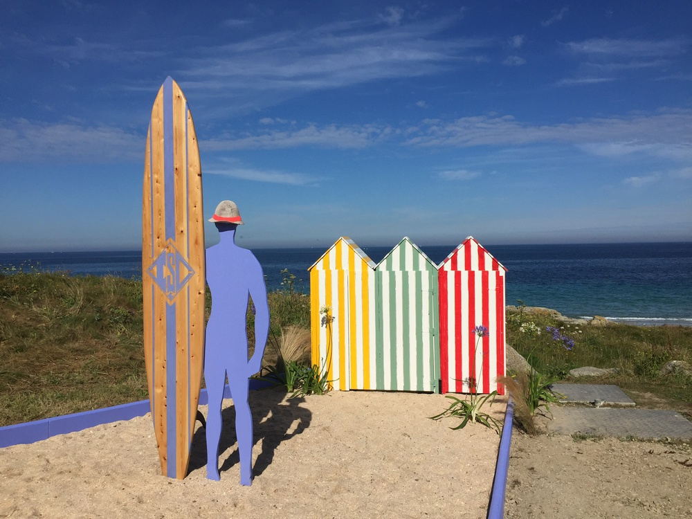 Figurines en bord de mer