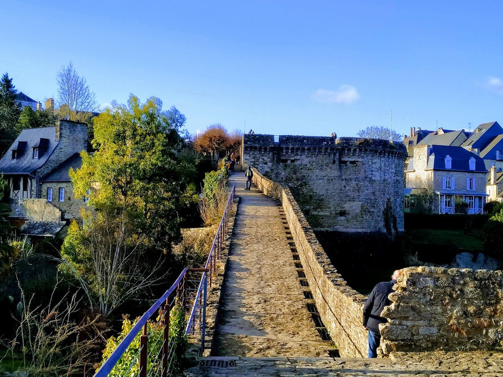 Dinan, les remparts ( 50 minutes)