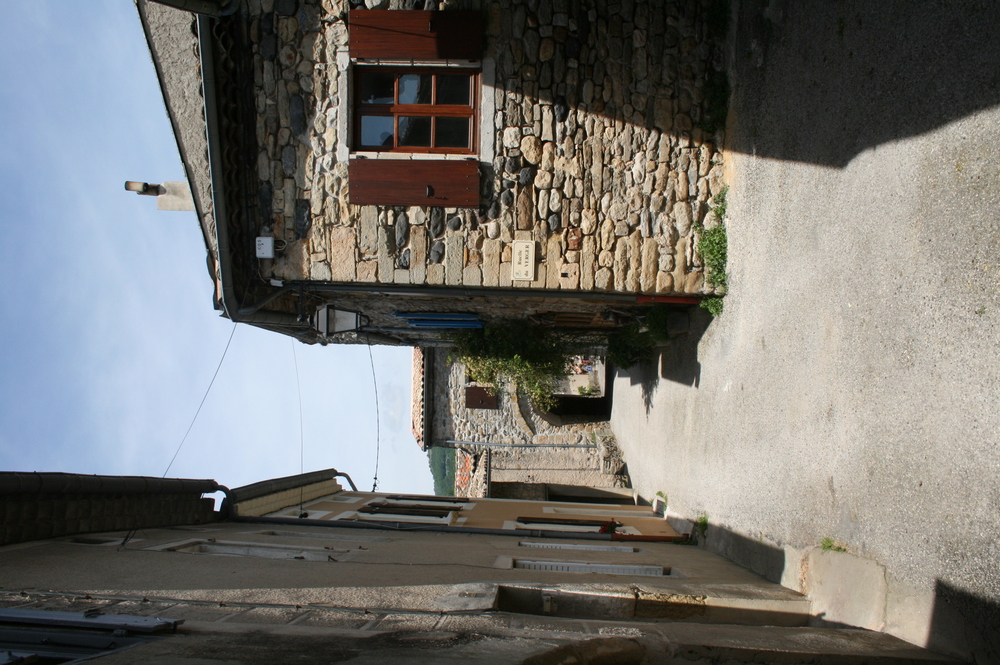 dans le village de Coux