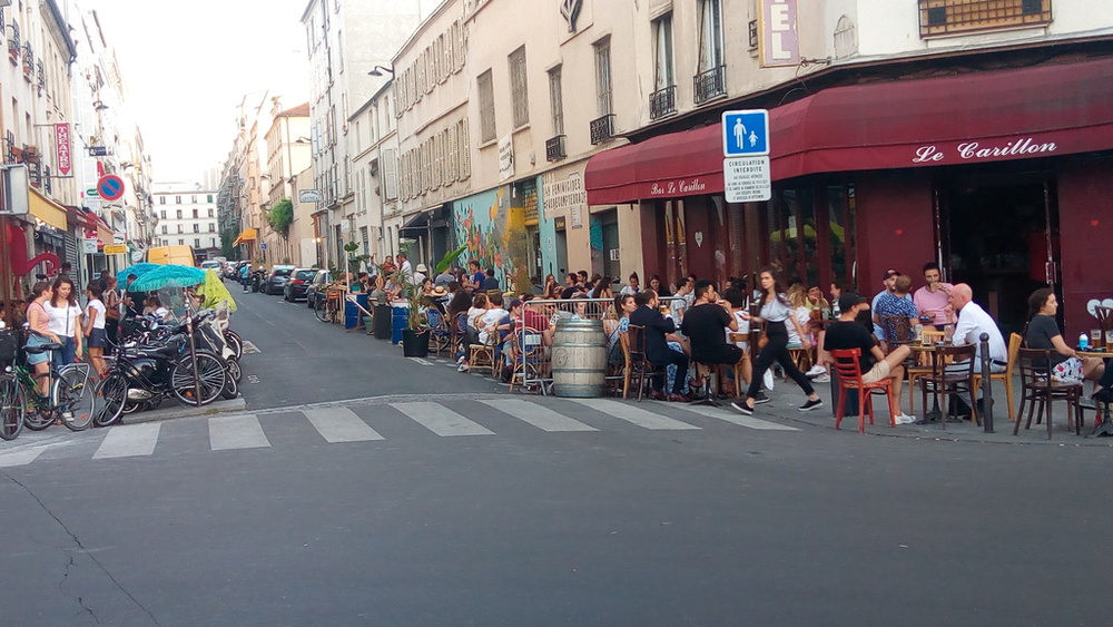 rue Bichat, nombreux bars et marché le dimanche