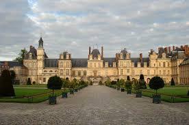 Chateau de Fontainebleau 20 km