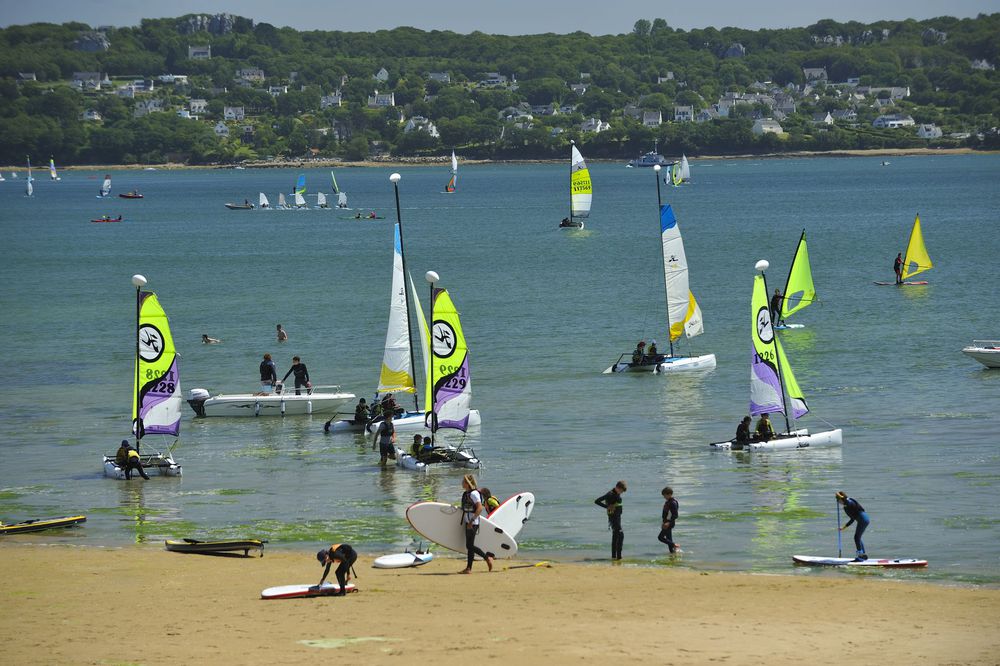 centre nautique du Moulin Blanc à 3 minutes pour apprendre à naviguer ou louer (paddle, kayak, planche à voile, catamaran...)