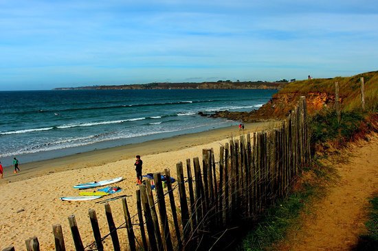 la grande plage des Blancs Sablons à 30 minutes pour s'initier au surf ou au bodyboard