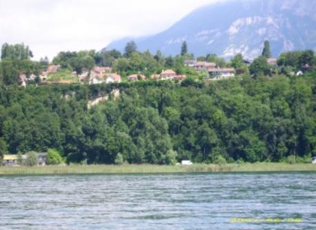 Notre villa vue du lac, 20 mn à pieds pour se rendre au lac, 10 mn en voiture