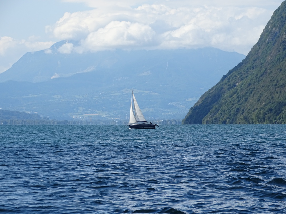 location de voiliers ou bâteaux à moteur pour ski nautique sur le lac