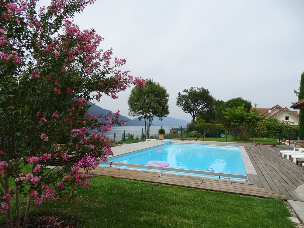 piscine 11 x 5 m entièrement clôturée pour la sécurité des enfants