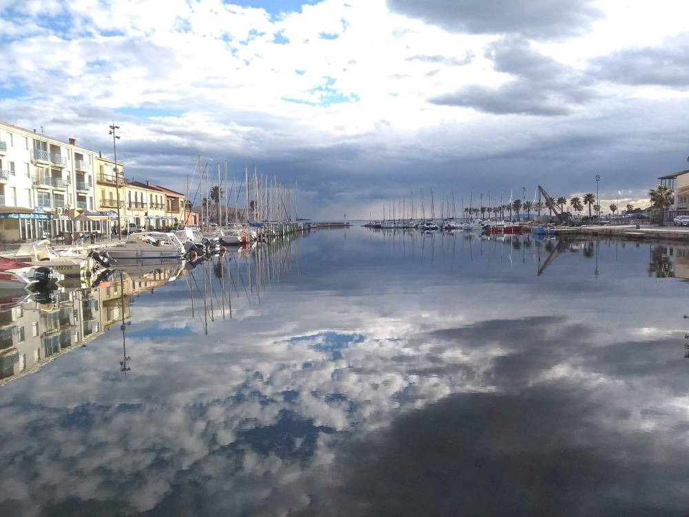 Mèze, un petit port en face de sète sur l'étang