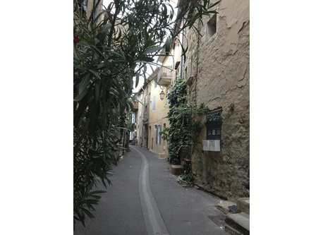 Ruelle dans laquelle se trouve l'entrée de notre maison.