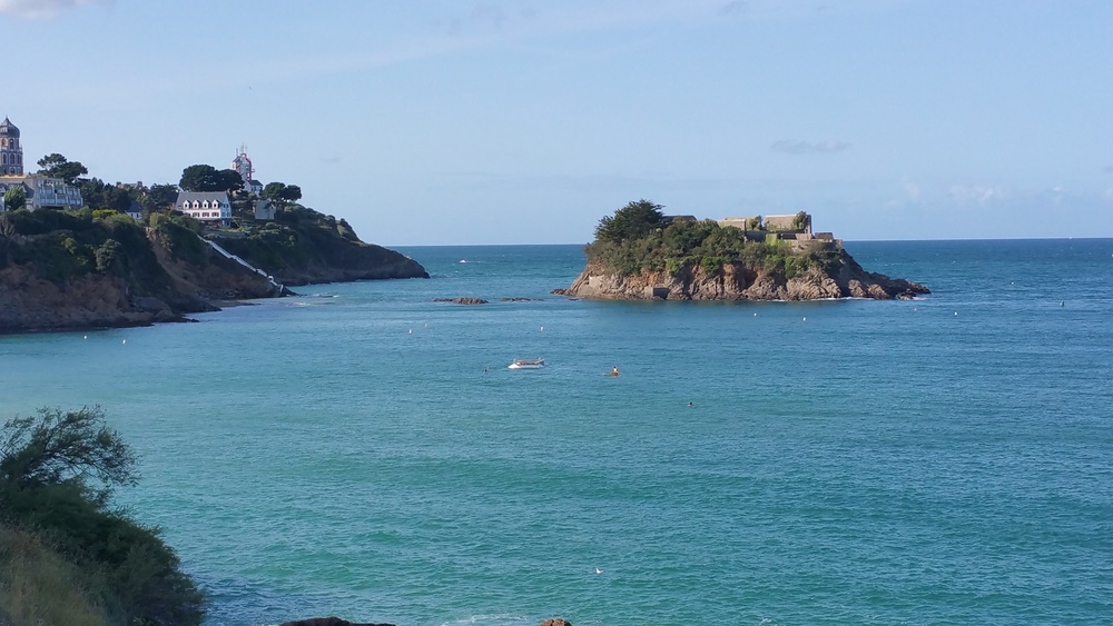 l'île de la Comtesse, à marée haute. Accessible à marée basse.