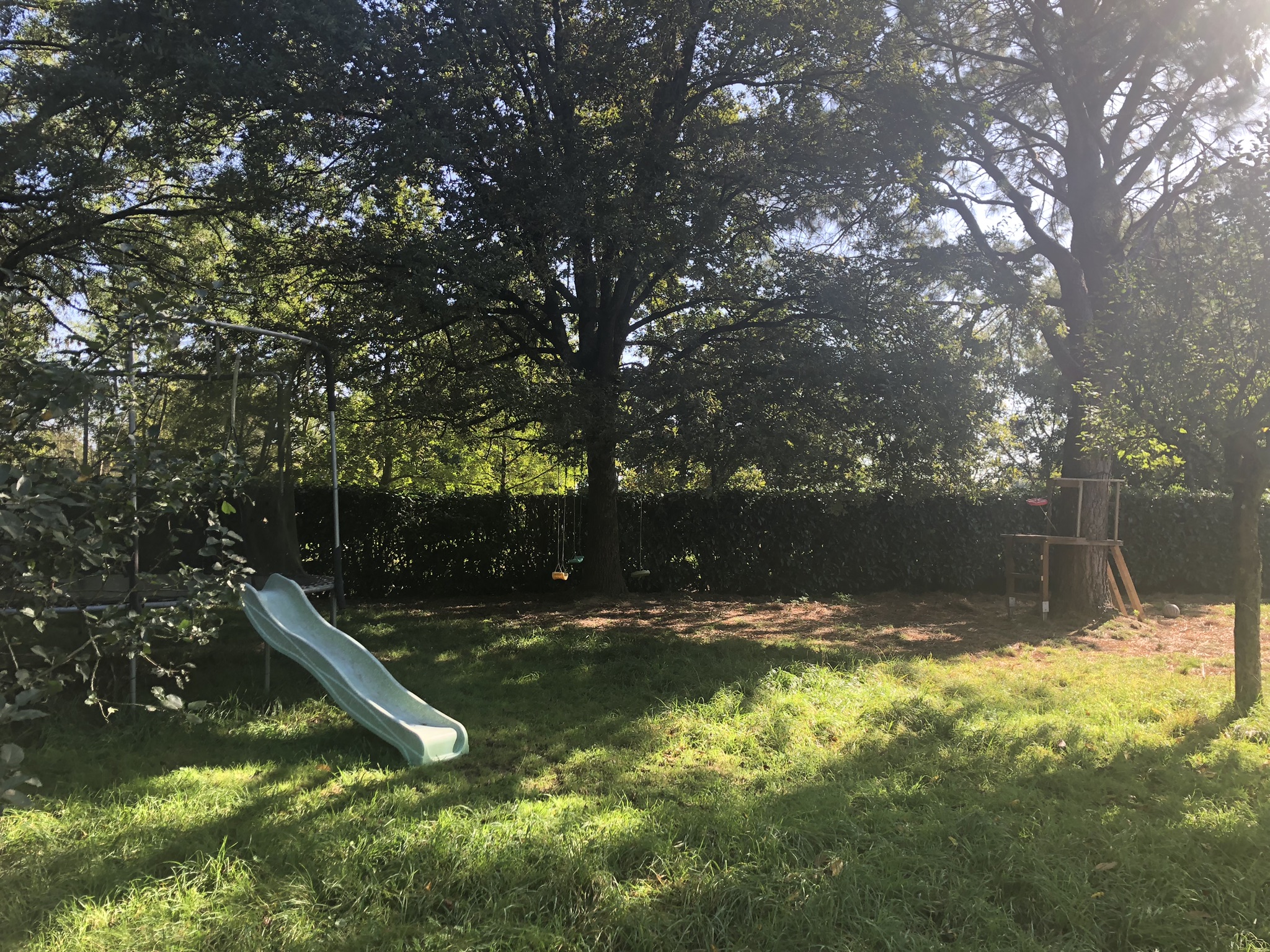 Zone de jeu enfant (trampoline - tyrolienne - balançoire)