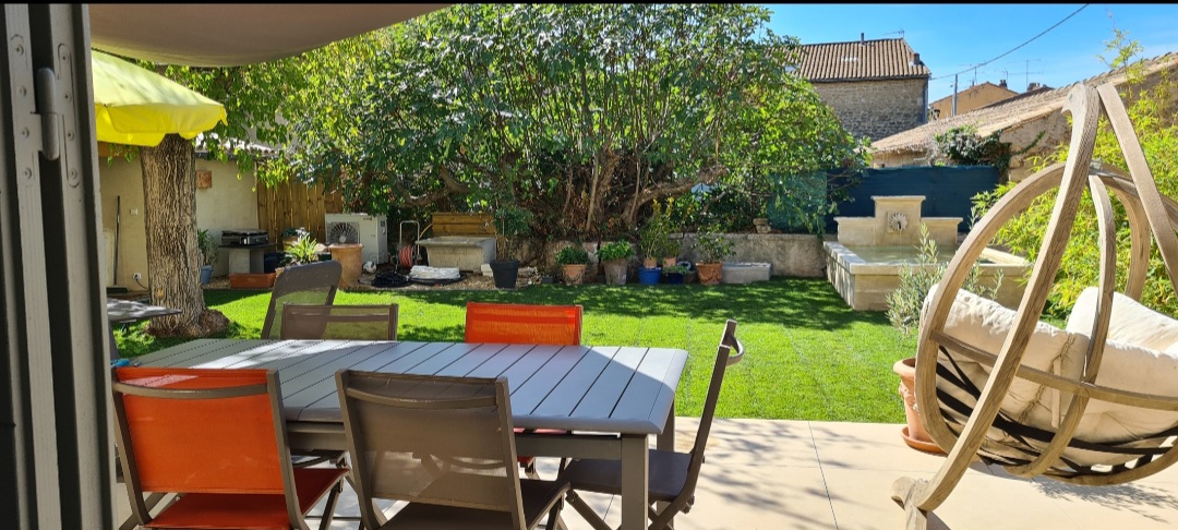 Vue de la salle à manger sur la terrasse et le jardin