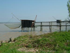 cabane de pécheur le long de la gironde