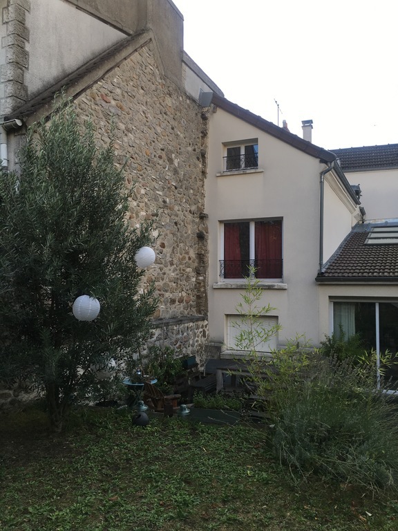 La maison vue du jardin